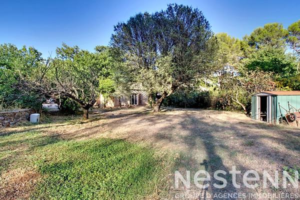 A VENDRE DRAGUIGNAN - Propriété d'environ 240 m² avec deux maisons, studio indépendant, piscine et dépendances sur 3 000 m² de terrain