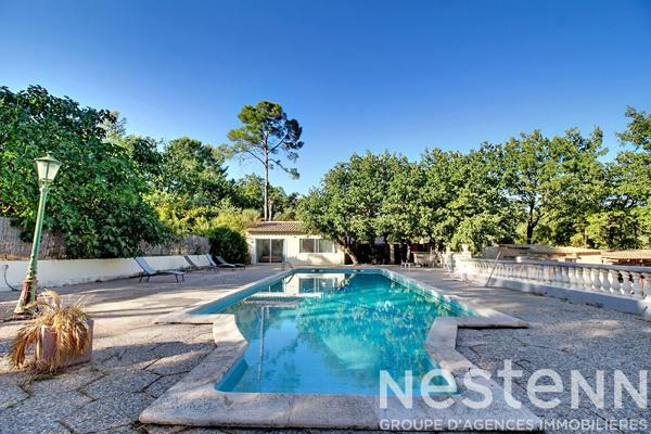 A VENDRE DRAGUIGNAN - Propriété d'environ 240 m² avec deux maisons, studio indépendant, piscine et dépendances sur 3 000 m² de terrain