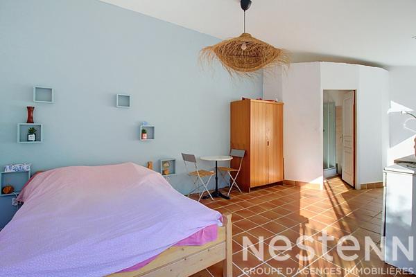 A VENDRE DRAGUIGNAN - Propriété d'environ 240 m² avec deux maisons, studio indépendant, piscine et dépendances sur 3 000 m² de terrain
