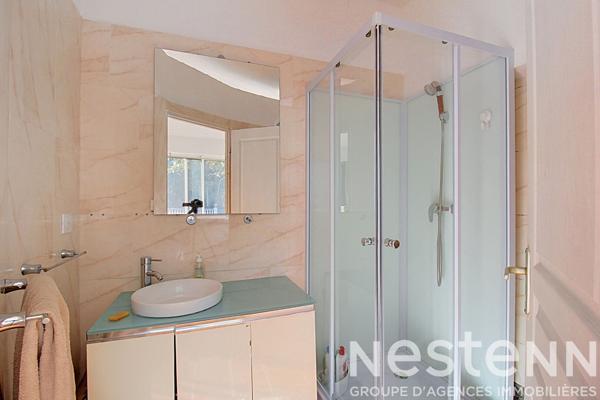 A VENDRE DRAGUIGNAN - Propriété d'environ 240 m² avec deux maisons, studio indépendant, piscine et dépendances sur 3 000 m² de terrain