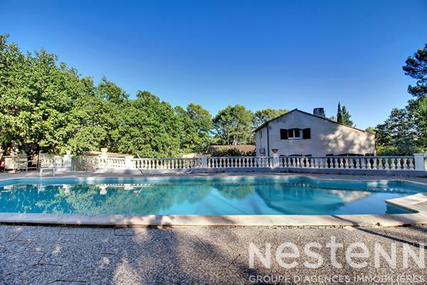 A VENDRE DRAGUIGNAN - Propriété d'environ 240 m² avec deux maisons, studio indépendant, piscine et dépendances sur 3 000 m² de terrain