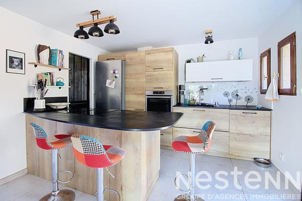 A VENDRE DRAGUIGNAN - Propriété d'environ 240 m² avec deux maisons, studio indépendant, piscine et dépendances sur 3 000 m² de terrain