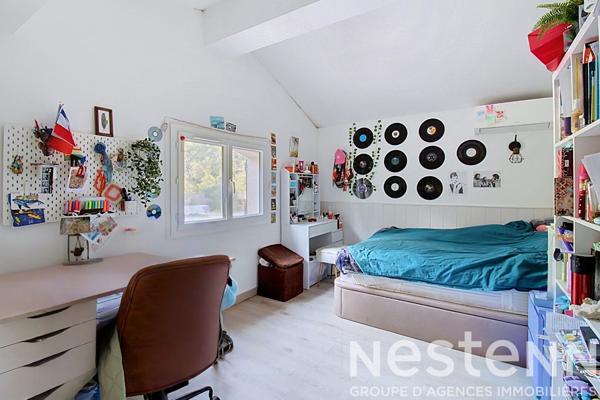 A VENDRE DRAGUIGNAN - Propriété d'environ 240 m² avec deux maisons, studio indépendant, piscine et dépendances sur 3 000 m² de terrain