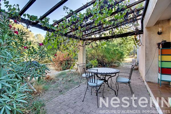 A VENDRE DRAGUIGNAN - Propriété d'environ 240 m² avec deux maisons, studio indépendant, piscine et dépendances sur 3 000 m² de terrain
