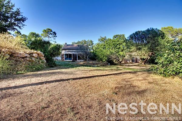 A VENDRE DRAGUIGNAN - Propriété d'environ 240 m² avec deux maisons, studio indépendant, piscine et dépendances sur 3 000 m² de terrain