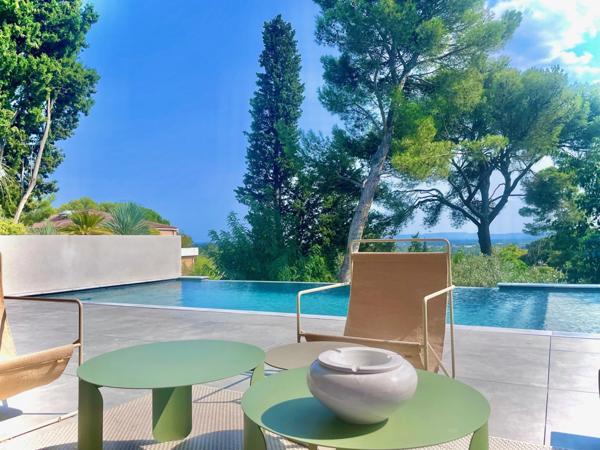 Maison comptenporaine de plus de 330m2 à VILLENEUVE LES AVIGNON (30)