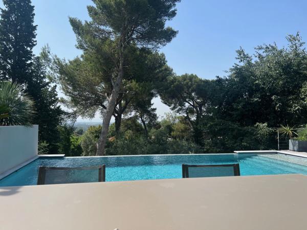 Maison comptenporaine de plus de 330m2 à VILLENEUVE LES AVIGNON (30)