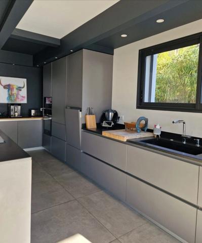 Maison comptenporaine de plus de 330m2 à VILLENEUVE LES AVIGNON (30)