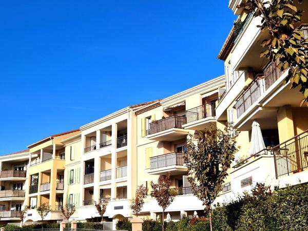 Bel appartement T4 de 83m2 avec terrasse 11 m2 et cave ( garage possible en sus) - centre ville de COGOLIN, commerces école et bus à pied