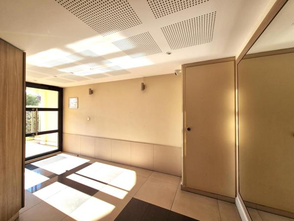 Bel appartement T4 de 83m2 avec terrasse 11 m2 et cave ( garage possible en sus) - centre ville de COGOLIN, commerces école et bus à pied