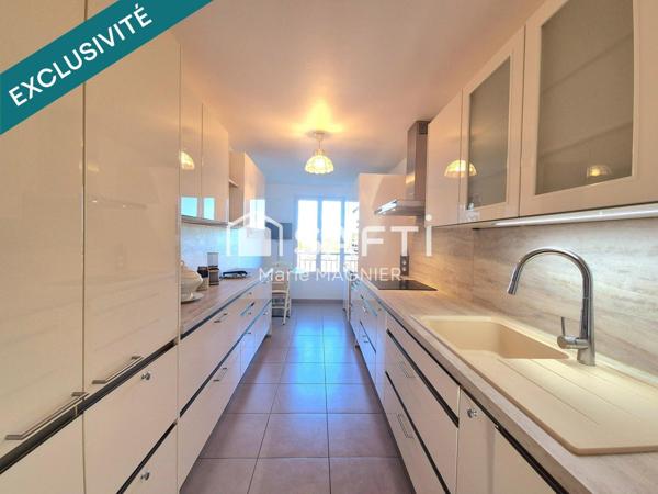Bel appartement T4 de 83m2 avec terrasse 11 m2 et cave ( garage possible en sus) - centre ville de COGOLIN, commerces école et bus à pied