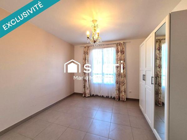 Bel appartement T4 de 83m2 avec terrasse 11 m2 et cave ( garage possible en sus) - centre ville de COGOLIN, commerces école et bus à pied