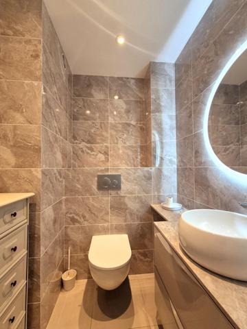 Bel appartement T4 de 83m2 avec terrasse 11 m2 et cave ( garage possible en sus) - centre ville de COGOLIN, commerces école et bus à pied