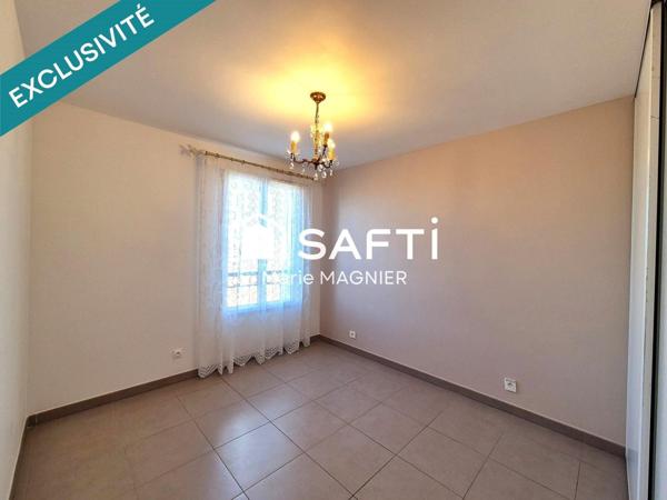 Bel appartement T4 de 83m2 avec terrasse 11 m2 et cave ( garage possible en sus) - centre ville de COGOLIN, commerces école et bus à pied