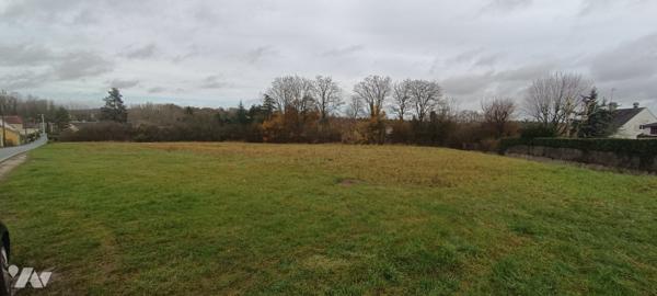 Voulx,  15 mn de la gare de Montereau  très beau terrain constructible de 3 844 m² .