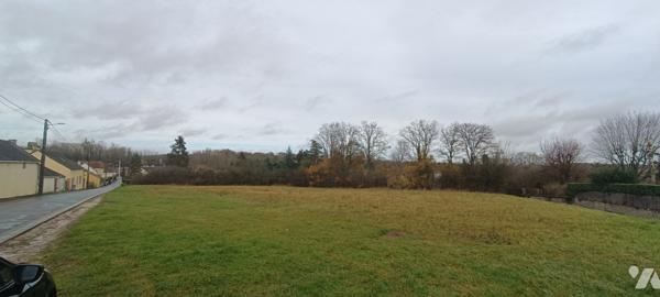 Voulx,  15 mn de la gare de Montereau  très beau terrain constructible de 3 844 m² .