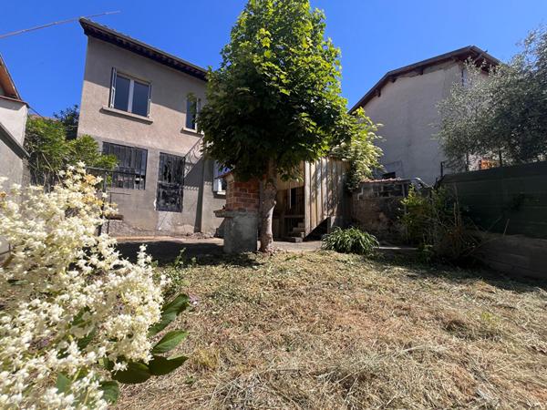 Maison a renover avec jardin et garage a deux pas des commodites