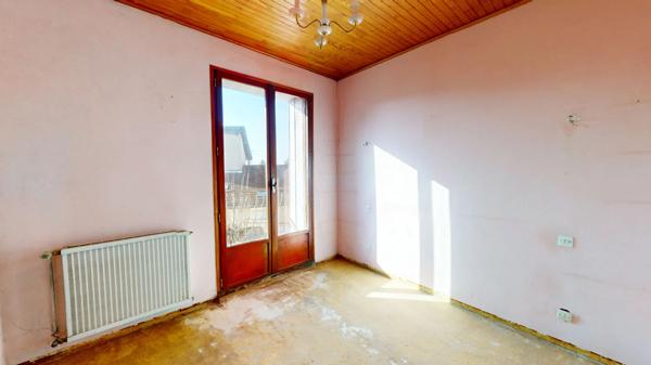 Maison a renover avec jardin et garage a deux pas des commodites