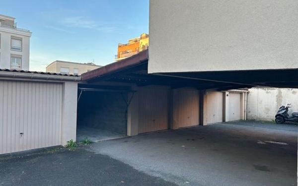 Stationnement à louer    Chelles