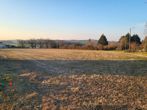 Terrain Constructible avec vue à Calignac d'une superficie de 1461 m2