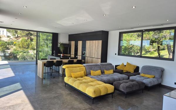 Maison à vendre    6 pièces • 270 m2 Nîmes