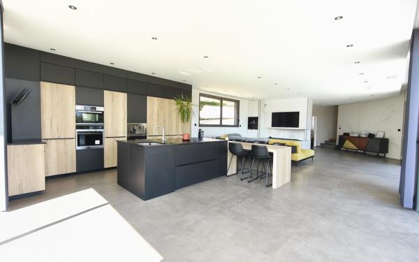 Maison à vendre    6 pièces • 270 m2 Nîmes