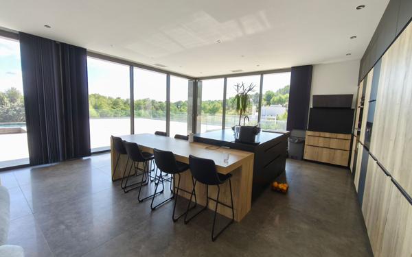 Maison à vendre    6 pièces • 270 m2 Nîmes