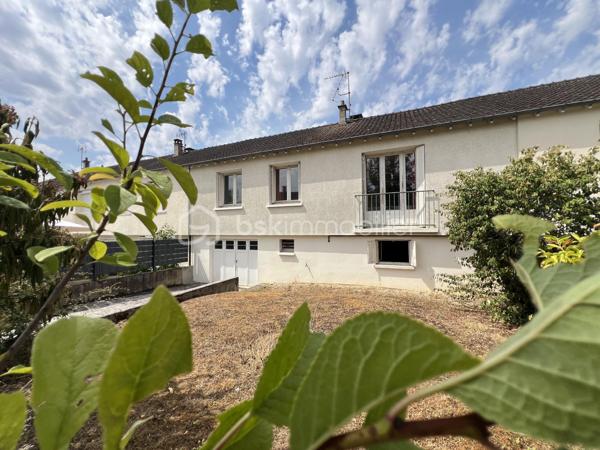 SECTEUR DE L’HOPITAL CE BEAU PAVILLON F4 DE 99 M2 SUR SOUS-SOL TOTAL COMPRENANT : une belle entrée avec placard, salon/séjour, cuisine aménagée et équipée, 2 belles chambres, salle d’eau, un dressing, wc séparé. Au sous-sol vous retrouverez un espace garage et atelier, une chambre, cave. Terrain clos sur l’arrière donnant dans une ruelle calme ( impasse ). Des travaux sont à prévoir ( huisseries, rafraîchissement, électricité ). 

Chauffage au gaz ( chaudière gaz récente ). 
Tout à l’égout. 

Les + de ce bien : très bon emplacement, beaux volumes, toiture en très bon état. 

À très vite pour une visite !