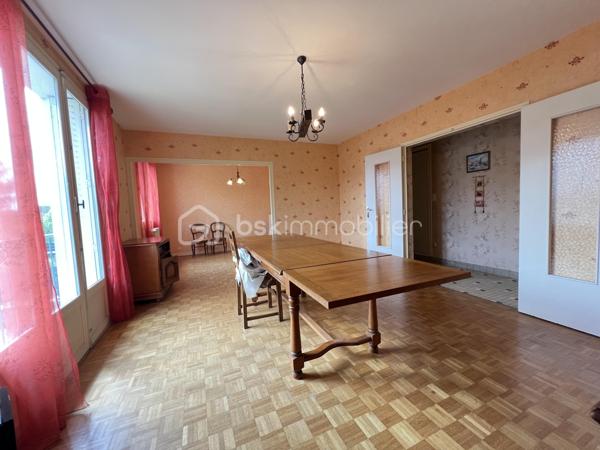 SECTEUR DE L’HOPITAL CE BEAU PAVILLON F4 DE 99 M2 SUR SOUS-SOL TOTAL COMPRENANT : une belle entrée avec placard, salon/séjour, cuisine aménagée et équipée, 2 belles chambres, salle d’eau, un dressing, wc séparé. Au sous-sol vous retrouverez un espace garage et atelier, une chambre, cave. Terrain clos sur l’arrière donnant dans une ruelle calme ( impasse ). Des travaux sont à prévoir ( huisseries, rafraîchissement, électricité ). 

Chauffage au gaz ( chaudière gaz récente ). 
Tout à l’égout. 

Les + de ce bien : très bon emplacement, beaux volumes, toiture en très bon état. 

À très vite pour une visite !