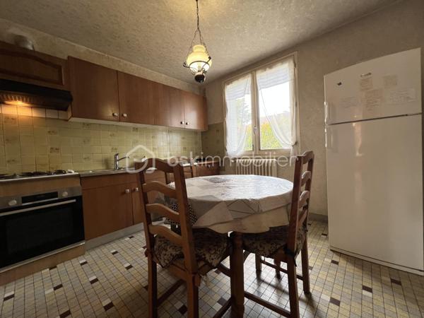 SECTEUR DE L’HOPITAL CE BEAU PAVILLON F4 DE 99 M2 SUR SOUS-SOL TOTAL COMPRENANT : une belle entrée avec placard, salon/séjour, cuisine aménagée et équipée, 2 belles chambres, salle d’eau, un dressing, wc séparé. Au sous-sol vous retrouverez un espace garage et atelier, une chambre, cave. Terrain clos sur l’arrière donnant dans une ruelle calme ( impasse ). Des travaux sont à prévoir ( huisseries, rafraîchissement, électricité ). 

Chauffage au gaz ( chaudière gaz récente ). 
Tout à l’égout. 

Les + de ce bien : très bon emplacement, beaux volumes, toiture en très bon état. 

À très vite pour une visite !