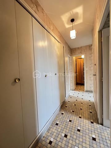 SECTEUR DE L’HOPITAL CE BEAU PAVILLON F4 DE 99 M2 SUR SOUS-SOL TOTAL COMPRENANT : une belle entrée avec placard, salon/séjour, cuisine aménagée et équipée, 2 belles chambres, salle d’eau, un dressing, wc séparé. Au sous-sol vous retrouverez un espace garage et atelier, une chambre, cave. Terrain clos sur l’arrière donnant dans une ruelle calme ( impasse ). Des travaux sont à prévoir ( huisseries, rafraîchissement, électricité ). 

Chauffage au gaz ( chaudière gaz récente ). 
Tout à l’égout. 

Les + de ce bien : très bon emplacement, beaux volumes, toiture en très bon état. 

À très vite pour une visite !
