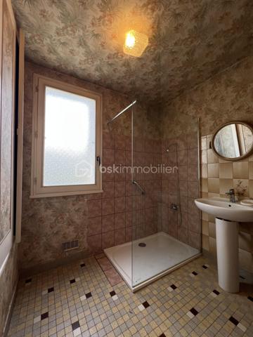 SECTEUR DE L’HOPITAL CE BEAU PAVILLON F4 DE 99 M2 SUR SOUS-SOL TOTAL COMPRENANT : une belle entrée avec placard, salon/séjour, cuisine aménagée et équipée, 2 belles chambres, salle d’eau, un dressing, wc séparé. Au sous-sol vous retrouverez un espace garage et atelier, une chambre, cave. Terrain clos sur l’arrière donnant dans une ruelle calme ( impasse ). Des travaux sont à prévoir ( huisseries, rafraîchissement, électricité ). 

Chauffage au gaz ( chaudière gaz récente ). 
Tout à l’égout. 

Les + de ce bien : très bon emplacement, beaux volumes, toiture en très bon état. 

À très vite pour une visite !
