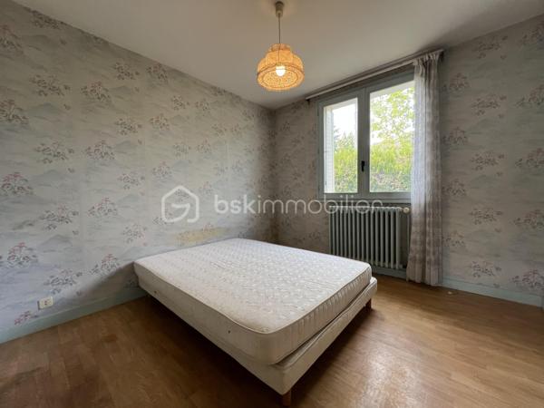 SECTEUR DE L’HOPITAL CE BEAU PAVILLON F4 DE 99 M2 SUR SOUS-SOL TOTAL COMPRENANT : une belle entrée avec placard, salon/séjour, cuisine aménagée et équipée, 2 belles chambres, salle d’eau, un dressing, wc séparé. Au sous-sol vous retrouverez un espace garage et atelier, une chambre, cave. Terrain clos sur l’arrière donnant dans une ruelle calme ( impasse ). Des travaux sont à prévoir ( huisseries, rafraîchissement, électricité ). 

Chauffage au gaz ( chaudière gaz récente ). 
Tout à l’égout. 

Les + de ce bien : très bon emplacement, beaux volumes, toiture en très bon état. 

À très vite pour une visite !