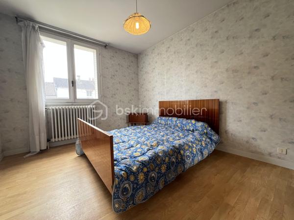 SECTEUR DE L’HOPITAL CE BEAU PAVILLON F4 DE 99 M2 SUR SOUS-SOL TOTAL COMPRENANT : une belle entrée avec placard, salon/séjour, cuisine aménagée et équipée, 2 belles chambres, salle d’eau, un dressing, wc séparé. Au sous-sol vous retrouverez un espace garage et atelier, une chambre, cave. Terrain clos sur l’arrière donnant dans une ruelle calme ( impasse ). Des travaux sont à prévoir ( huisseries, rafraîchissement, électricité ). 

Chauffage au gaz ( chaudière gaz récente ). 
Tout à l’égout. 

Les + de ce bien : très bon emplacement, beaux volumes, toiture en très bon état. 

À très vite pour une visite !