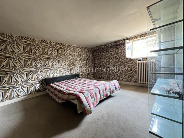 SECTEUR DE L’HOPITAL CE BEAU PAVILLON F4 DE 99 M2 SUR SOUS-SOL TOTAL COMPRENANT : une belle entrée avec placard, salon/séjour, cuisine aménagée et équipée, 2 belles chambres, salle d’eau, un dressing, wc séparé. Au sous-sol vous retrouverez un espace garage et atelier, une chambre, cave. Terrain clos sur l’arrière donnant dans une ruelle calme ( impasse ). Des travaux sont à prévoir ( huisseries, rafraîchissement, électricité ). 

Chauffage au gaz ( chaudière gaz récente ). 
Tout à l’égout. 

Les + de ce bien : très bon emplacement, beaux volumes, toiture en très bon état. 

À très vite pour une visite !