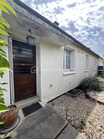 SECTEUR DE L’HOPITAL CE BEAU PAVILLON F4 DE 99 M2 SUR SOUS-SOL TOTAL COMPRENANT : une belle entrée avec placard, salon/séjour, cuisine aménagée et équipée, 2 belles chambres, salle d’eau, un dressing, wc séparé. Au sous-sol vous retrouverez un espace garage et atelier, une chambre, cave. Terrain clos sur l’arrière donnant dans une ruelle calme ( impasse ). Des travaux sont à prévoir ( huisseries, rafraîchissement, électricité ). 

Chauffage au gaz ( chaudière gaz récente ). 
Tout à l’égout. 

Les + de ce bien : très bon emplacement, beaux volumes, toiture en très bon état. 

À très vite pour une visite !