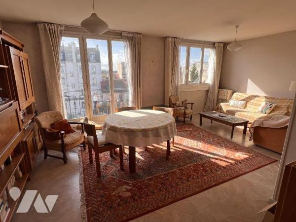Au 4 et dernier étage avec ascenseur, appartement de 3/4 pièces situé au 6 villa du Trocadéro, ...