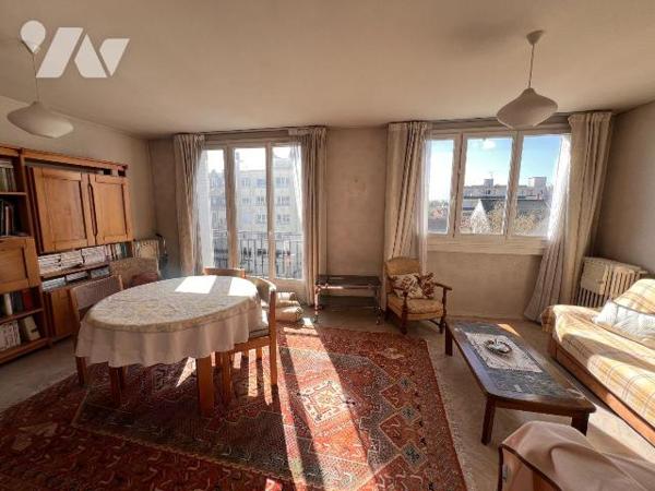 Au 4 et dernier étage avec ascenseur, appartement de 3/4 pièces situé au 6 villa du Trocadéro, ...
