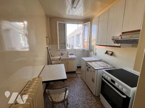 Au 4 et dernier étage avec ascenseur, appartement de 3/4 pièces situé au 6 villa du Trocadéro, ...