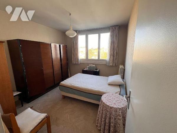 Au 4 et dernier étage avec ascenseur, appartement de 3/4 pièces situé au 6 villa du Trocadéro, ...