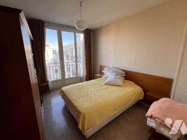 Au 4 et dernier étage avec ascenseur, appartement de 3/4 pièces situé au 6 villa du Trocadéro, ...