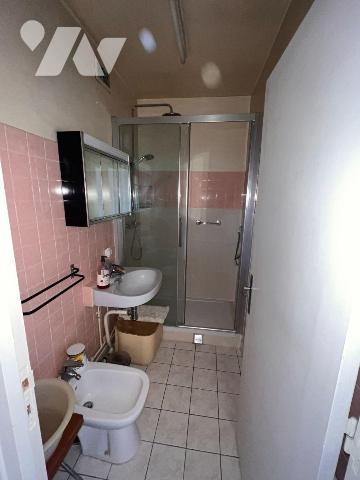 Au 4 et dernier étage avec ascenseur, appartement de 3/4 pièces situé au 6 villa du Trocadéro, ...