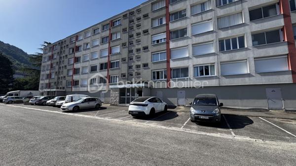 Dans un secteur calme et très recherché de Saint-Martin-d’Hères, à proximité immédiate des écoles, commerces, transports en commun et du campus de Saint-Martin-d’Hères, avec ligne directe pour le campus et accès rapide au centre de Grenoble, découvrez ce bel appartement 4 pièces aux beaux volumes.

Situé au 1er étage d’une copropriété soignée et parfaitement entretenue, au-dessus des communs, cet appartement lumineux saura vous séduire par son agencement fonctionnel et son confort de vie.

Il se compose de :

* Une agréable pièce de vie lumineuse
* Une cuisine fonctionnelle
* Trois chambres spacieuses
* Une salle de bains
* WC séparés

Pour votre confort au quotidien, l’appartement bénéficie d’une climatisation réversible de type pompe à chaleur air/air dans la pièce de vie, vous permettant de choisir entre un chauffage au gaz ou ce mode de chauffage économique et performant.

Vous apprécierez également :

* Un grand parking sécurisé réservé aux résidents
* Une copropriété bien entretenue
* Des charges maîtrisées

Son emplacement privilégié, à deux pas du campus universitaire de Saint-Martin-d’Hères et desservi par une ligne directe pour le campus, en fait un bien idéal pour une famille, un premier achat ou un investissement locatif.

À visiter sans tarder !