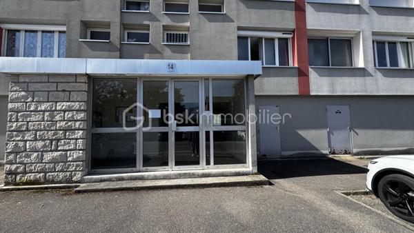 Dans un secteur calme et très recherché de Saint-Martin-d’Hères, à proximité immédiate des écoles, commerces, transports en commun et du campus de Saint-Martin-d’Hères, avec ligne directe pour le campus et accès rapide au centre de Grenoble, découvrez ce bel appartement 4 pièces aux beaux volumes.

Situé au 1er étage d’une copropriété soignée et parfaitement entretenue, au-dessus des communs, cet appartement lumineux saura vous séduire par son agencement fonctionnel et son confort de vie.

Il se compose de :

* Une agréable pièce de vie lumineuse
* Une cuisine fonctionnelle
* Trois chambres spacieuses
* Une salle de bains
* WC séparés

Pour votre confort au quotidien, l’appartement bénéficie d’une climatisation réversible de type pompe à chaleur air/air dans la pièce de vie, vous permettant de choisir entre un chauffage au gaz ou ce mode de chauffage économique et performant.

Vous apprécierez également :

* Un grand parking sécurisé réservé aux résidents
* Une copropriété bien entretenue
* Des charges maîtrisées

Son emplacement privilégié, à deux pas du campus universitaire de Saint-Martin-d’Hères et desservi par une ligne directe pour le campus, en fait un bien idéal pour une famille, un premier achat ou un investissement locatif.

À visiter sans tarder !
