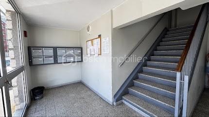 Dans un secteur calme et très recherché de Saint-Martin-d’Hères, à proximité immédiate des écoles, commerces, transports en commun et du campus de Saint-Martin-d’Hères, avec ligne directe pour le campus et accès rapide au centre de Grenoble, découvrez ce bel appartement 4 pièces aux beaux volumes.

Situé au 1er étage d’une copropriété soignée et parfaitement entretenue, au-dessus des communs, cet appartement lumineux saura vous séduire par son agencement fonctionnel et son confort de vie.

Il se compose de :

* Une agréable pièce de vie lumineuse
* Une cuisine fonctionnelle
* Trois chambres spacieuses
* Une salle de bains
* WC séparés

Pour votre confort au quotidien, l’appartement bénéficie d’une climatisation réversible de type pompe à chaleur air/air dans la pièce de vie, vous permettant de choisir entre un chauffage au gaz ou ce mode de chauffage économique et performant.

Vous apprécierez également :

* Un grand parking sécurisé réservé aux résidents
* Une copropriété bien entretenue
* Des charges maîtrisées

Son emplacement privilégié, à deux pas du campus universitaire de Saint-Martin-d’Hères et desservi par une ligne directe pour le campus, en fait un bien idéal pour une famille, un premier achat ou un investissement locatif.

À visiter sans tarder !