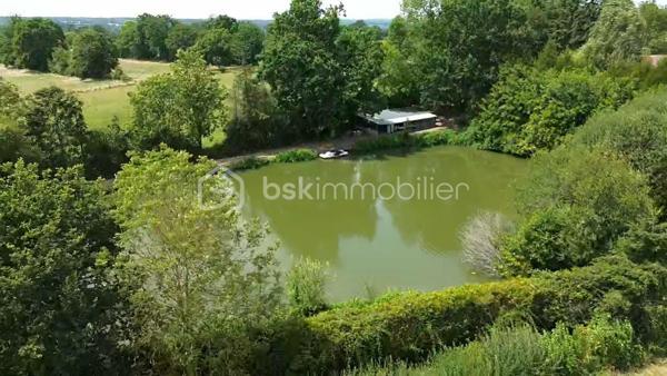 À seulement quelques minutes des commodités, venez découvrir cette magnifique propriété nichée dans un écrin de verdure, où calme et nature sont les maîtres mots.

Cette maison vous séduira par son ambiance chaleureuse. 
Elle se compose d'une cuisine ouverte sur la salle à manger, d'un salon avec cheminée ouverte, d'une mezzanine, de deux chambres, d'une salle d'eau et d'un WC indépendant.

Côté dépendances, vous disposerez d'un grand garage/atelier, un garage et d'un grand garage ouvert, de deux caves et d'une chaufferie au fioul.

À l'extérieur, le charme opère immédiatement : 

un puits, un verger, une peupleraie, un grand étang d'environ 2 200 m² avec son ponton et sa guinguette, ainsi qu'un second étang d'environ 400 m². 
Un véritable havre de paix pour les amoureux de la nature, de la pêche, des moments en famille ou entre amis.

Un bien rare, offrant un cadre de vie exceptionnel, idéal en résidence principale, secondaire ou pour un projet de loisirs.