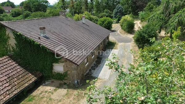 À seulement quelques minutes des commodités, venez découvrir cette magnifique propriété nichée dans un écrin de verdure, où calme et nature sont les maîtres mots.

Cette maison vous séduira par son ambiance chaleureuse. 
Elle se compose d'une cuisine ouverte sur la salle à manger, d'un salon avec cheminée ouverte, d'une mezzanine, de deux chambres, d'une salle d'eau et d'un WC indépendant.

Côté dépendances, vous disposerez d'un grand garage/atelier, un garage et d'un grand garage ouvert, de deux caves et d'une chaufferie au fioul.

À l'extérieur, le charme opère immédiatement : 

un puits, un verger, une peupleraie, un grand étang d'environ 2 200 m² avec son ponton et sa guinguette, ainsi qu'un second étang d'environ 400 m². 
Un véritable havre de paix pour les amoureux de la nature, de la pêche, des moments en famille ou entre amis.

Un bien rare, offrant un cadre de vie exceptionnel, idéal en résidence principale, secondaire ou pour un projet de loisirs.