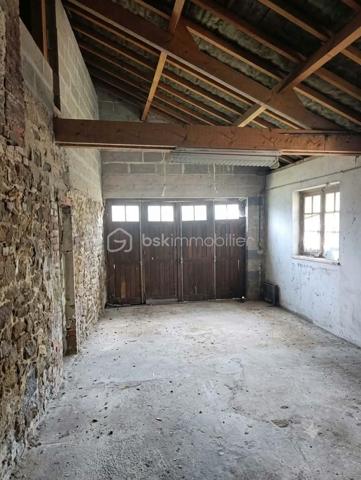 À seulement quelques minutes des commodités, venez découvrir cette magnifique propriété nichée dans un écrin de verdure, où calme et nature sont les maîtres mots.

Cette maison vous séduira par son ambiance chaleureuse. 
Elle se compose d'une cuisine ouverte sur la salle à manger, d'un salon avec cheminée ouverte, d'une mezzanine, de deux chambres, d'une salle d'eau et d'un WC indépendant.

Côté dépendances, vous disposerez d'un grand garage/atelier, un garage et d'un grand garage ouvert, de deux caves et d'une chaufferie au fioul.

À l'extérieur, le charme opère immédiatement : 

un puits, un verger, une peupleraie, un grand étang d'environ 2 200 m² avec son ponton et sa guinguette, ainsi qu'un second étang d'environ 400 m². 
Un véritable havre de paix pour les amoureux de la nature, de la pêche, des moments en famille ou entre amis.

Un bien rare, offrant un cadre de vie exceptionnel, idéal en résidence principale, secondaire ou pour un projet de loisirs.