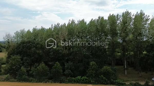 À seulement quelques minutes des commodités, venez découvrir cette magnifique propriété nichée dans un écrin de verdure, où calme et nature sont les maîtres mots.

Cette maison vous séduira par son ambiance chaleureuse. 
Elle se compose d'une cuisine ouverte sur la salle à manger, d'un salon avec cheminée ouverte, d'une mezzanine, de deux chambres, d'une salle d'eau et d'un WC indépendant.

Côté dépendances, vous disposerez d'un grand garage/atelier, un garage et d'un grand garage ouvert, de deux caves et d'une chaufferie au fioul.

À l'extérieur, le charme opère immédiatement : 

un puits, un verger, une peupleraie, un grand étang d'environ 2 200 m² avec son ponton et sa guinguette, ainsi qu'un second étang d'environ 400 m². 
Un véritable havre de paix pour les amoureux de la nature, de la pêche, des moments en famille ou entre amis.

Un bien rare, offrant un cadre de vie exceptionnel, idéal en résidence principale, secondaire ou pour un projet de loisirs.