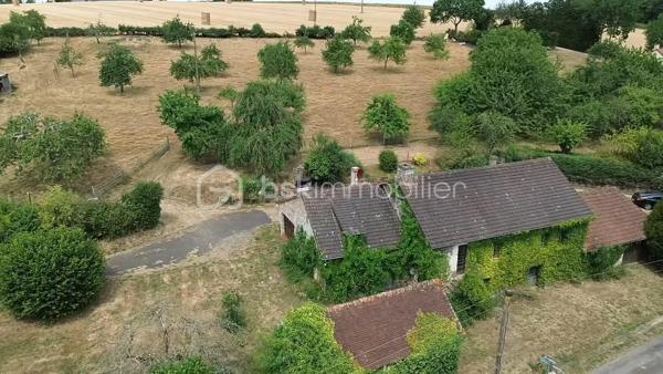 À seulement quelques minutes des commodités, venez découvrir cette magnifique propriété nichée dans un écrin de verdure, où calme et nature sont les maîtres mots.

Cette maison vous séduira par son ambiance chaleureuse. 
Elle se compose d'une cuisine ouverte sur la salle à manger, d'un salon avec cheminée ouverte, d'une mezzanine, de deux chambres, d'une salle d'eau et d'un WC indépendant.

Côté dépendances, vous disposerez d'un grand garage/atelier, un garage et d'un grand garage ouvert, de deux caves et d'une chaufferie au fioul.

À l'extérieur, le charme opère immédiatement : 

un puits, un verger, une peupleraie, un grand étang d'environ 2 200 m² avec son ponton et sa guinguette, ainsi qu'un second étang d'environ 400 m². 
Un véritable havre de paix pour les amoureux de la nature, de la pêche, des moments en famille ou entre amis.

Un bien rare, offrant un cadre de vie exceptionnel, idéal en résidence principale, secondaire ou pour un projet de loisirs.